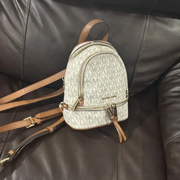 Michael Kors Womens Rhea

Mini Backpack White... - Picture 2 of 9